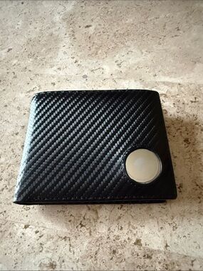 Men's Black Carbon-Texture Tri-Fold Wallet with Apple AirTag insert